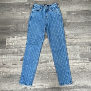 Hollister Ultra High-Rise Mom Jean